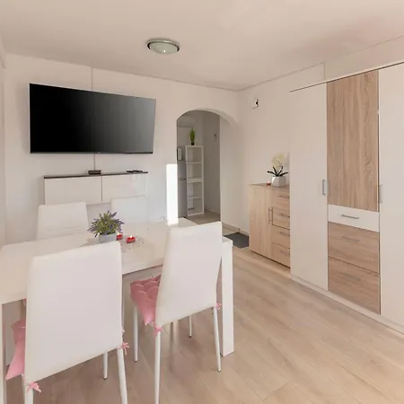 Zidanica Med Trtami Dvor