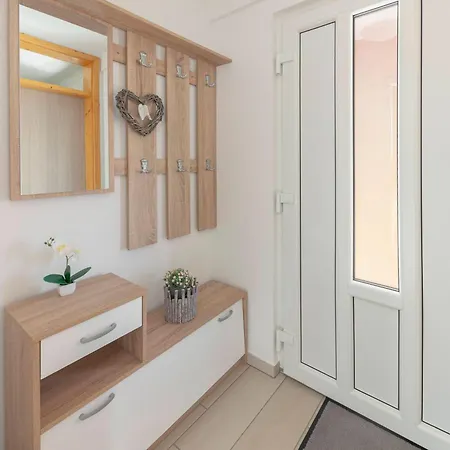 Zidanica Med Trtami *