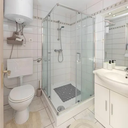 Zidanica Med Trtami * Dvor