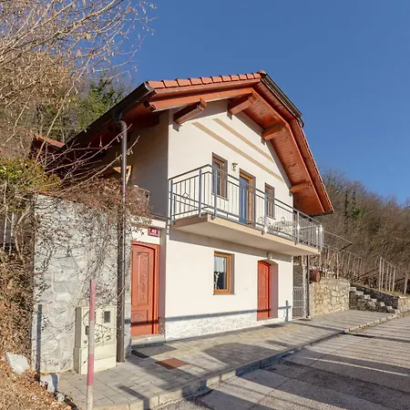 Zidanica Med Trtami Dvor