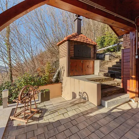 Zidanica Med Trtami *