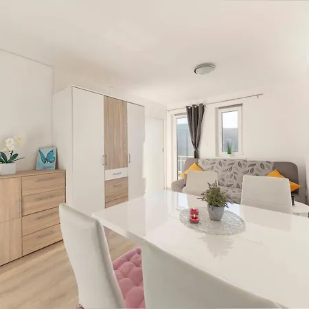 Zidanica Med Trtami Dvor