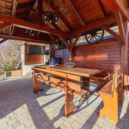 Zidanica Med Trtami * Dvor