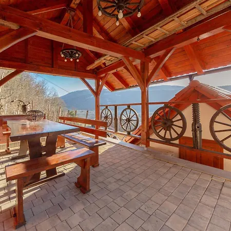 Zidanica Med Trtami *