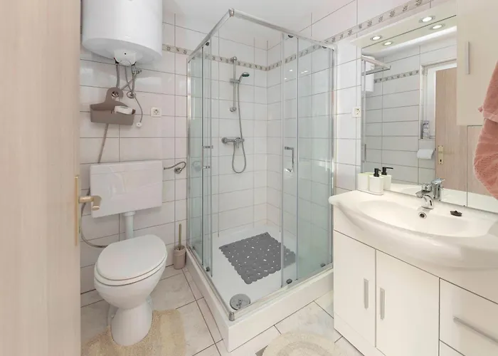 Zidanica Med Trtami * Dvor