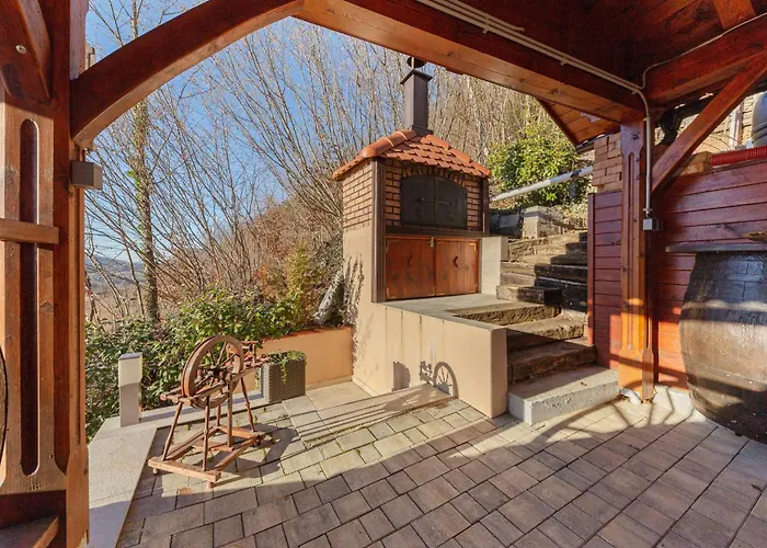 Zidanica Med Trtami *