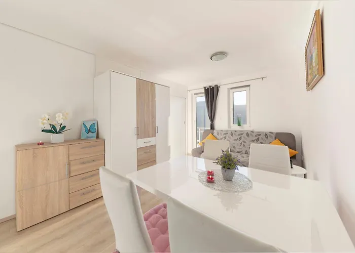 Zidanica Med Trtami Dvor