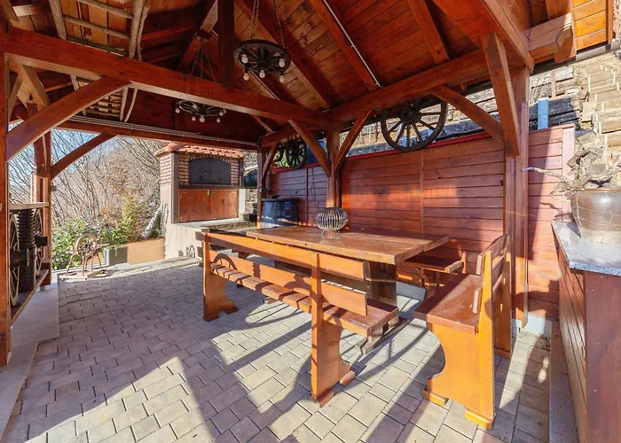 Zidanica Med Trtami * Dvor